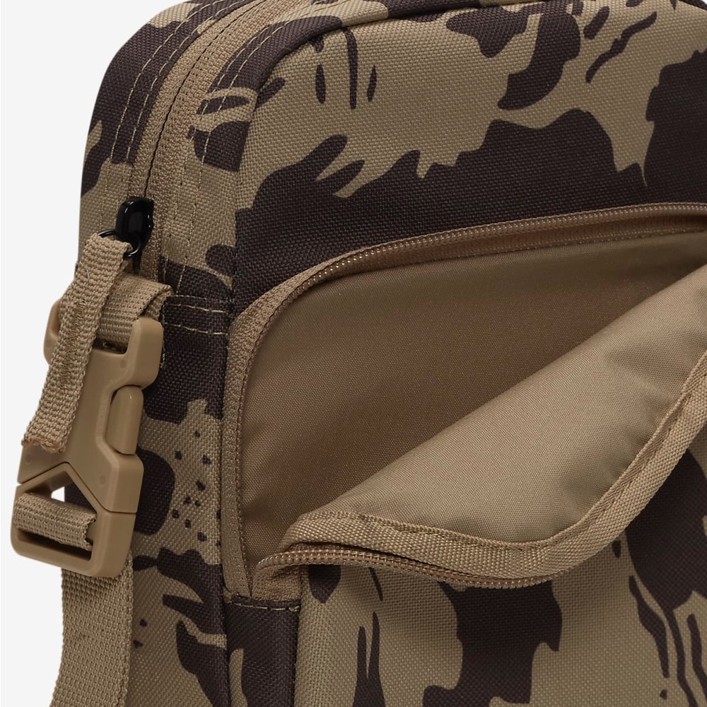 Nike Heritage
Camo Crossbody Bag (4L) - Picture 7 of 9